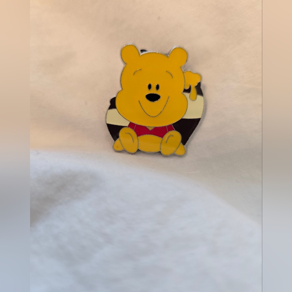 Vintage official Winnie The Pooh Honey Pot Collection Disney Park Trading Pin